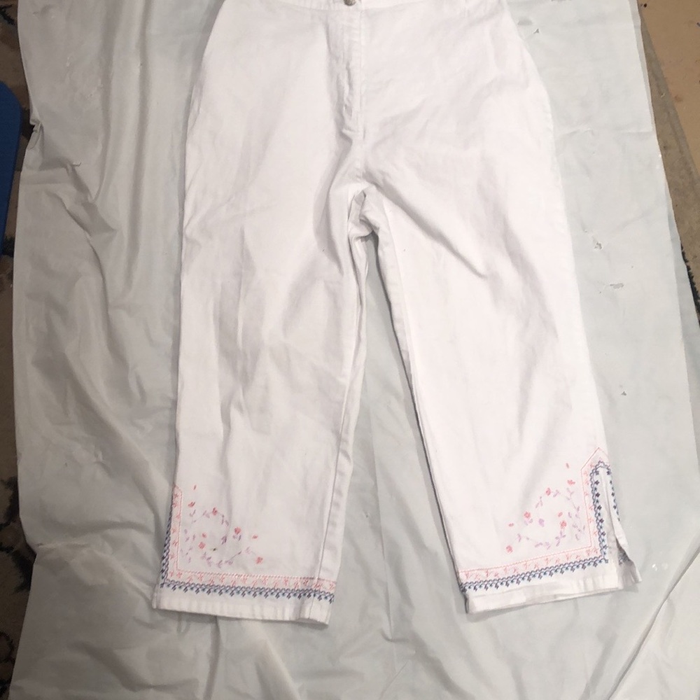 Denim & Co capris in white. With embroidery detail and a cotton blend size large - Picture 7 of 16